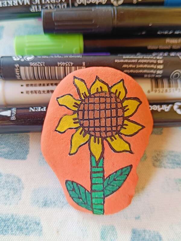 Sasso dipinto: Girasole🌻🥰 — di Francesca