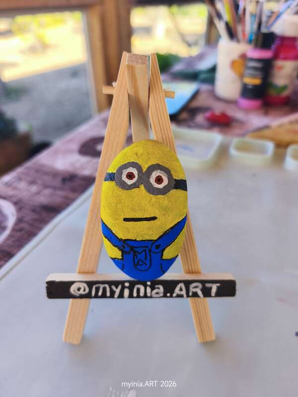 Sasso dipinto: Minion 10 — di Myinia