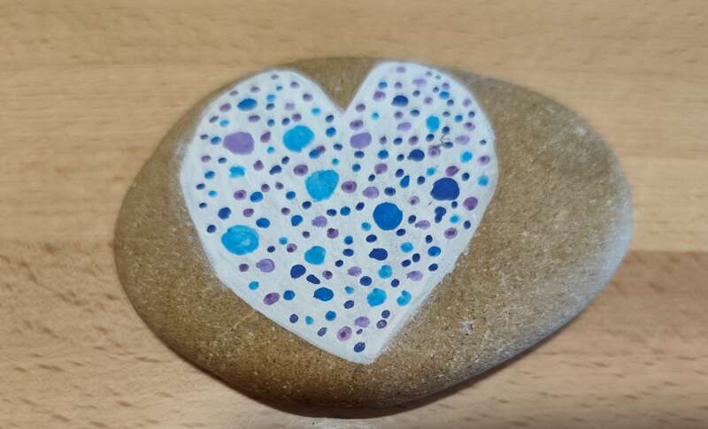 Sasso dipinto: Cuore a pois — di Emma