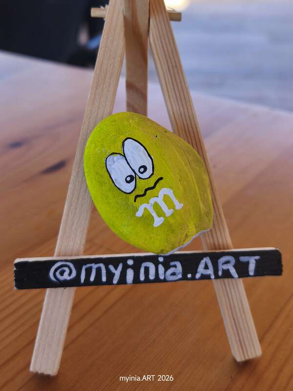 Sasso dipinto: m&m gelb — di Myinia