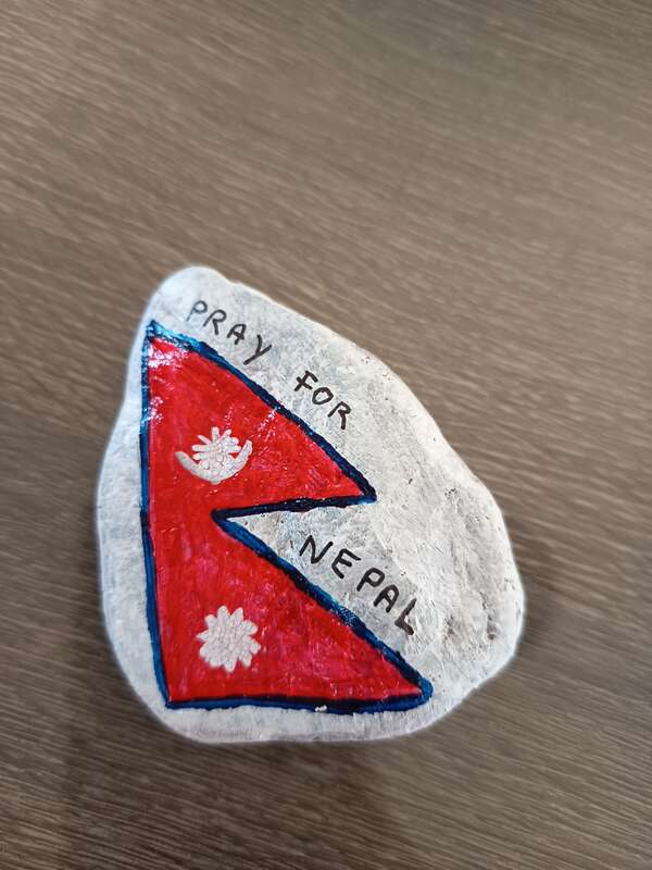 Sasso dipinto: Pray for Nepal 26.08.26 — di Mary