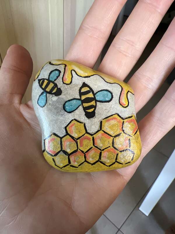 Sasso dipinto: Love bees — di Ester89