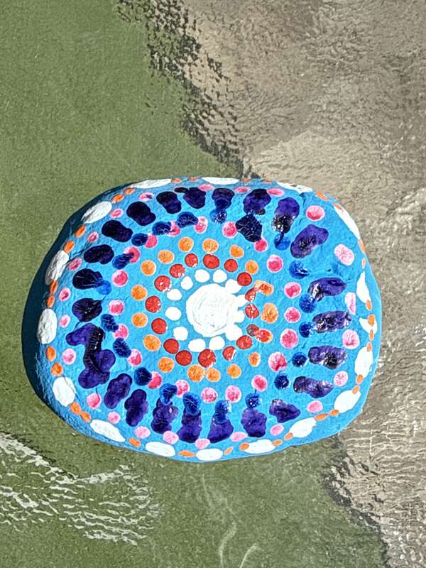 Sasso dipinto: Mandala — di Viaggiarespirama