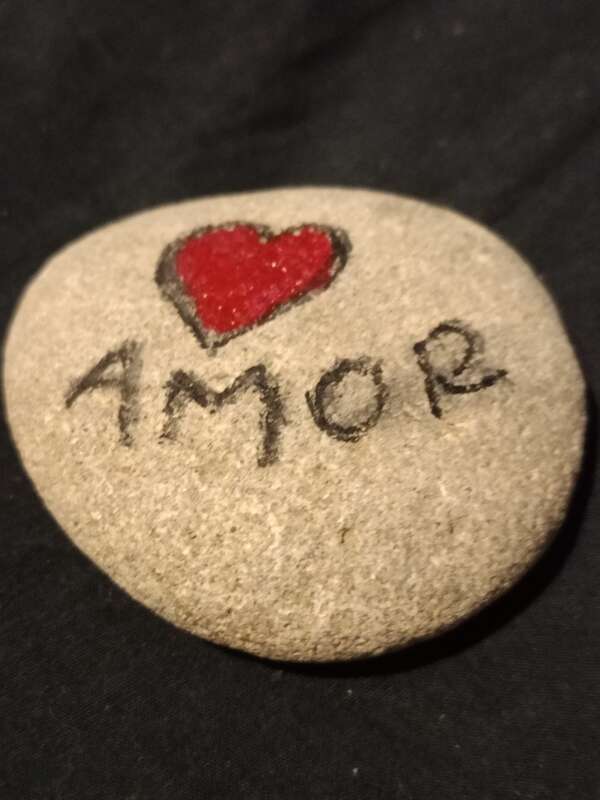 Sasso dipinto: AMOR — di Mara