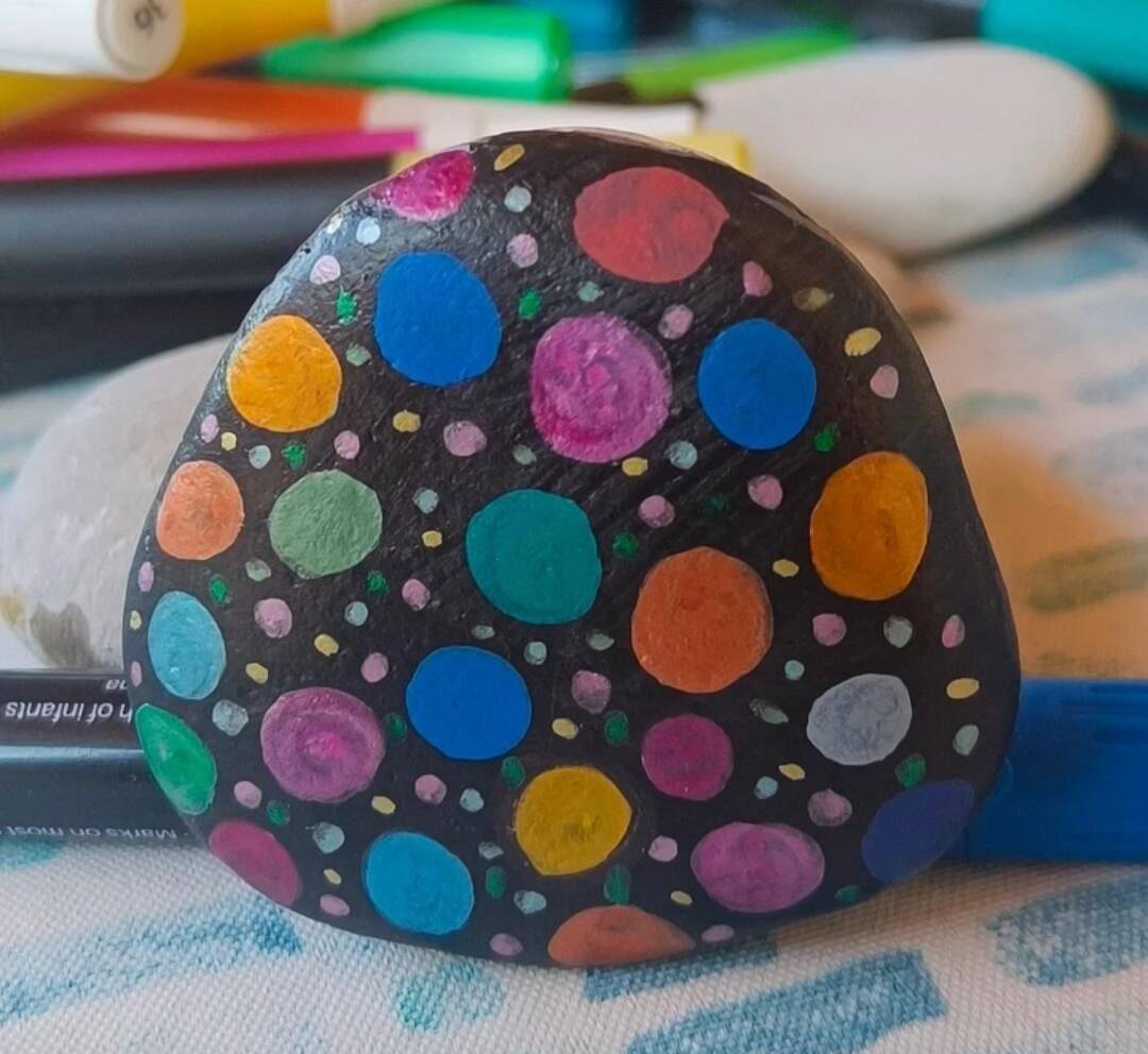 Sasso dipinto: Magia di colori 🥰💙✨ — di Francesca