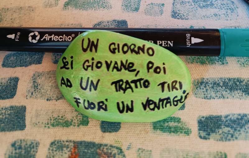 Sasso dipinto: Un giorno sei giovane.. ad un tratto tiri fuori un ventaglio 😂🪭 — di Francesca