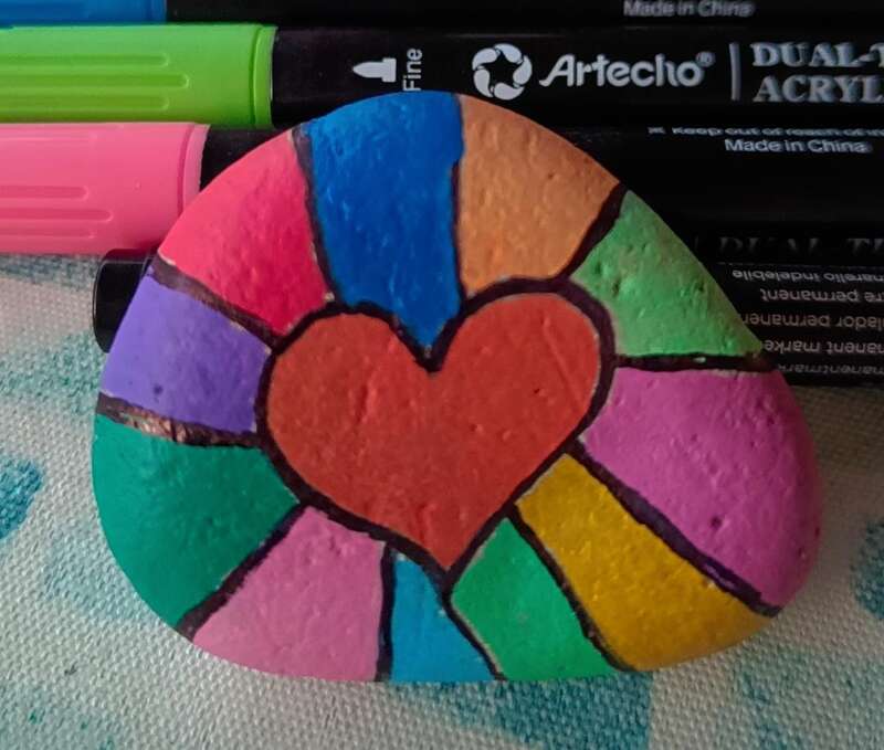 Sasso dipinto: Cuore con magia di colori 🥰🥰 — di Francesca