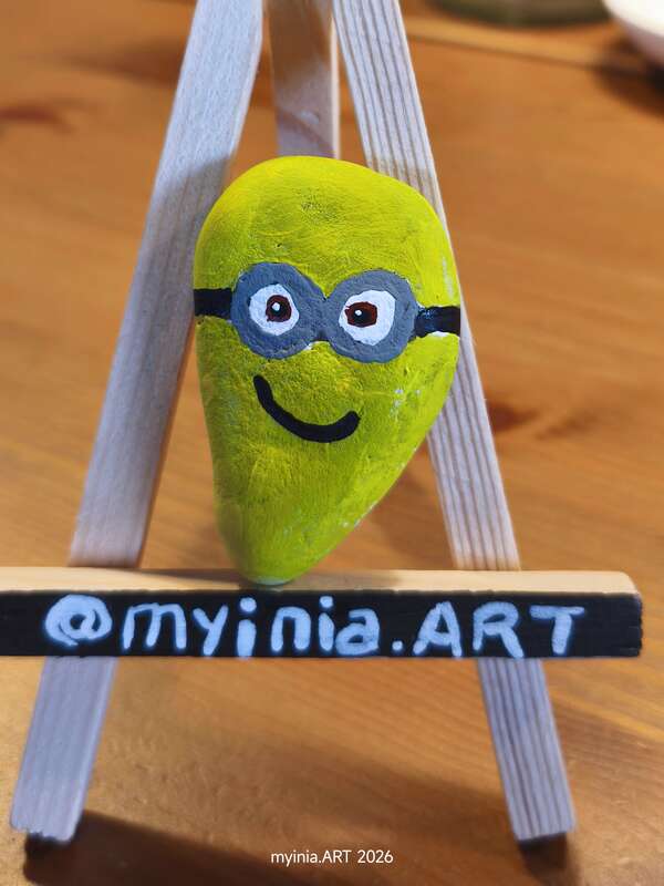 Sasso dipinto: Minion 16 — di Myinia